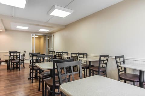 Econo Lodge Inn & Suites Joplin, Breakfast area