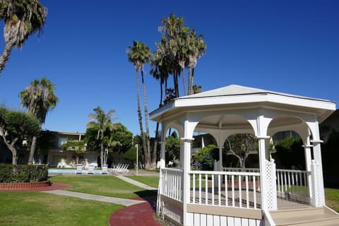 Golden Sails Hotel, Property grounds