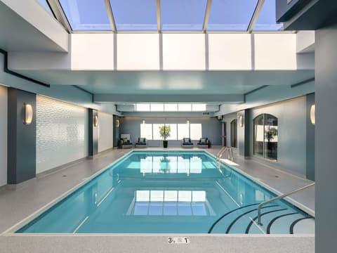 Chateau Victoria Hotel and Suites, Indoor pool