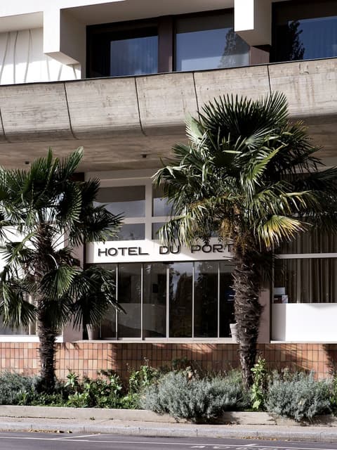 Hotel du Port, Exterior
