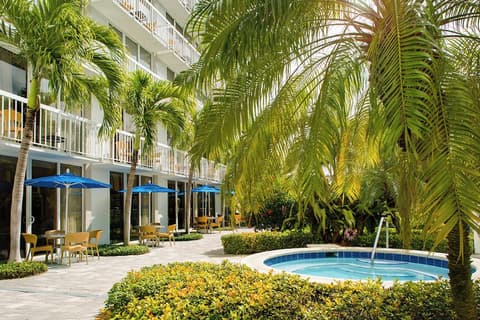 RumFish Beach at TradeWinds, Outdoor spa tub