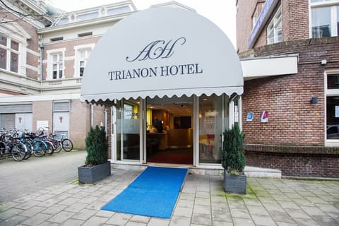 Trianon Hotel, Front of property
