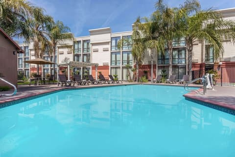 Wyndham Visalia, Pool