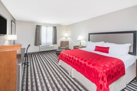 Ramada by Wyndham Springfield North, Room
