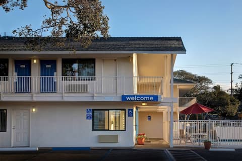 Motel 6 Monterey, CA, Exterior