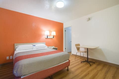 Motel 6 – Lakewood, CO, Room