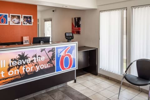 Motel 6 Bakersfield, CA - Convention Center, Lobby sitting area
