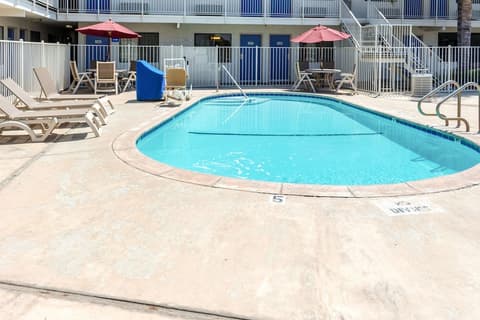 Motel 6 Bakersfield, CA - Convention Center, Outdoor pool