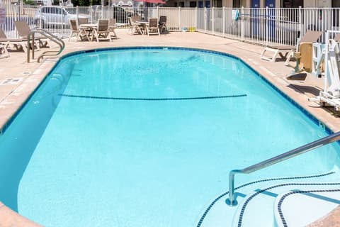 Motel 6 Bakersfield, CA - Convention Center, Outdoor pool