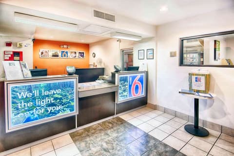 Motel 6 Mammoth Lakes, CA, Lobby