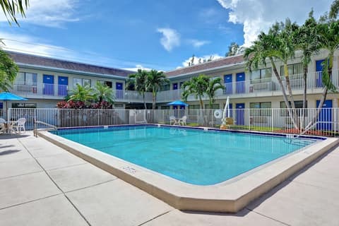 Motel 6 Dania Beach, Pool