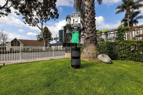 Motel 6 Santa Ana, CA, Property grounds