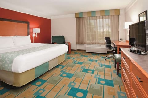 La Quinta Inn & Suites by Wyndham Colorado Springs South AP, Room