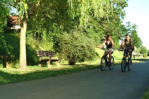 Hôtel de Bourgogne, Bicycling