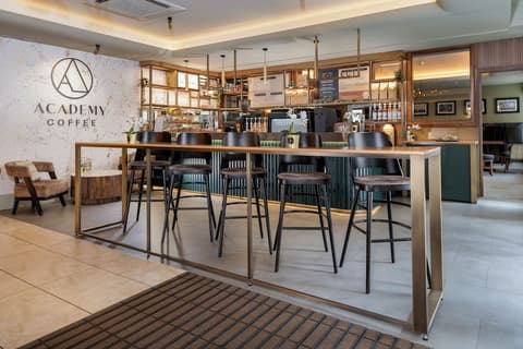 Academy Plaza Hotel, Reception