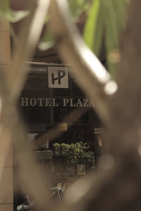 Plaza Hotel, Front of property