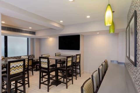 La Quinta Inn & Suites by Wyndham New York City Central Park, Restaurant