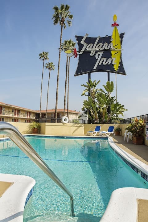 Coast Burbank Hotel, Outdoor pool