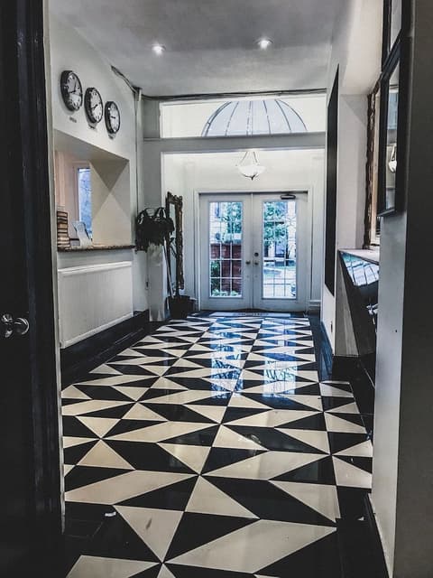 Pembroke Inn, Interior entrance