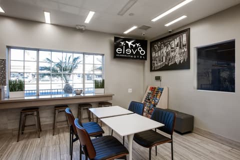 Elev8 Hotel Los Angeles LAX, Reception