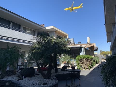 Skyways Hotel, Restaurant