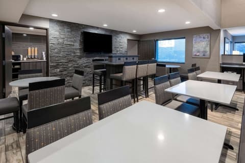 La Quinta Inn & Suites by Wyndham Anchorage Airport, Breakfast area