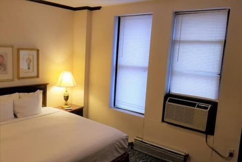 Night Hotel Broadway, Room