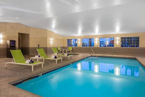 La Quinta Inn & Suites by Wyndham Las Vegas Nellis, Indoor pool