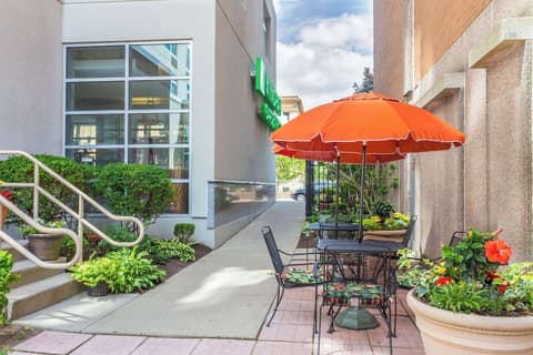 Wyndham Garden Buffalo Downtown, Courtyard
