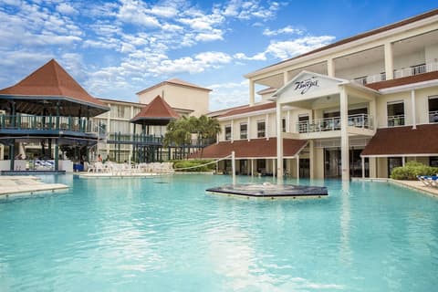 Breezes Resort Bahamas All Inclusive, Outdoor pool