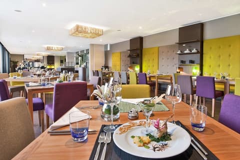 Carlton Hotel, Restaurant