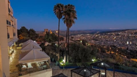 Les Merinides, Balcony