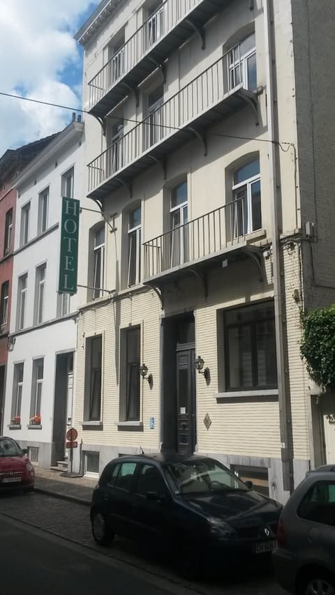 Hotel Queen Mary, Front of property