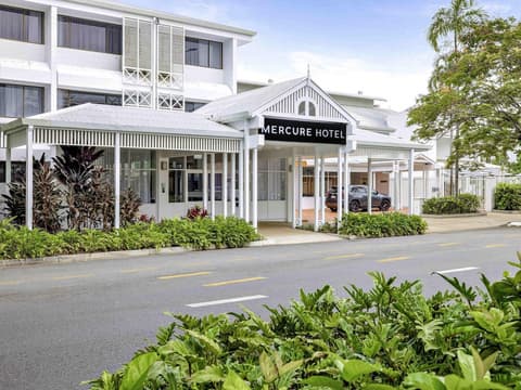 Mercure Cairns, Exterior