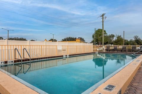 Econo Lodge Inn & Suites Maingate Central, Pool