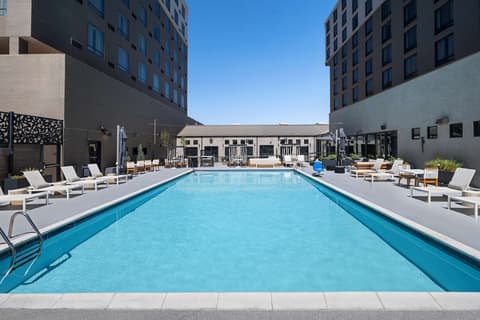 DoubleTree by Hilton Denver Cherry Creek, Pool