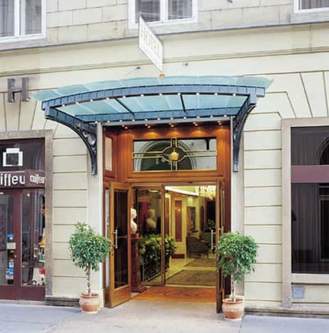 Hotel Kaiserin Elisabeth, Property entrance