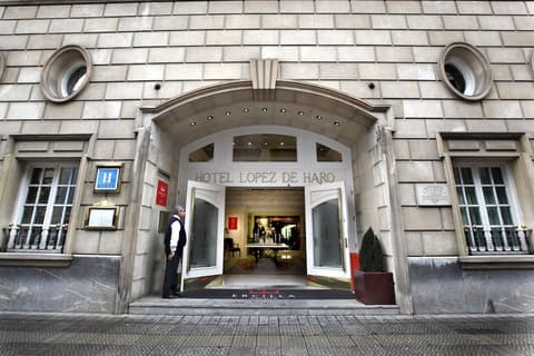 Hotel Lopez de Haro, Property entrance