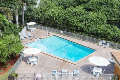 Days Inn by Wyndham Fort Lauderdale-Oakland Park Airport N, Pool