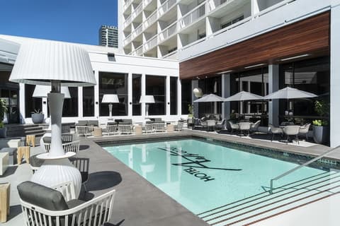 Hotel Arts, Outdoor pool