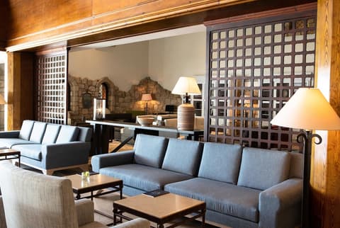 Annabelle, Lobby sitting area