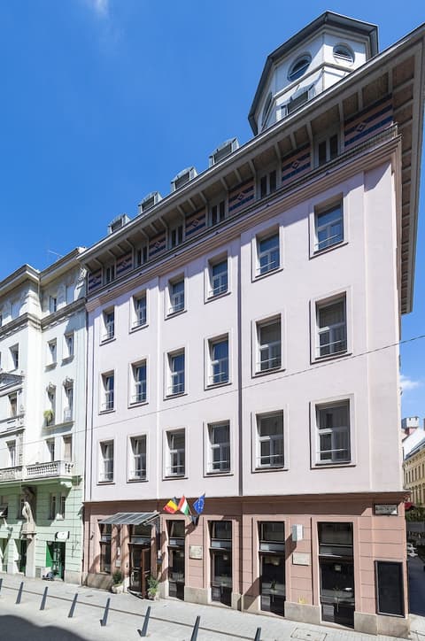 Three Corners Hotel Art, Property entrance