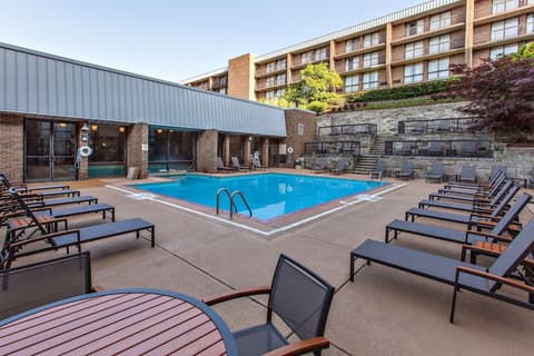 DoubleTree by Hilton Pittsburgh - Green Tree, Pool