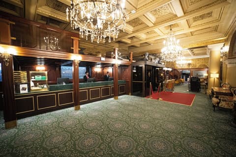 Hotel Bristol, Reception