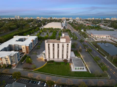DoubleTree by Hilton Virginia Beach, Exterior