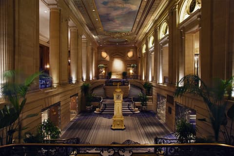 Hilton Chicago, Lobby