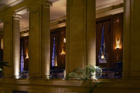 Hilton Chicago, Lobby