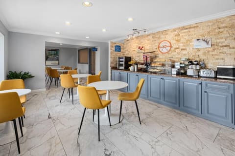 Howard Johnson by Wyndham Romulus Detroit Metro Airport, Breakfast area