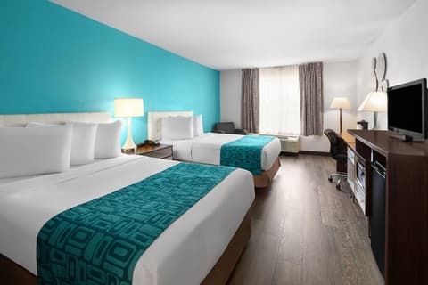 Howard Johnson by Wyndham Romulus Detroit Metro Airport, Room