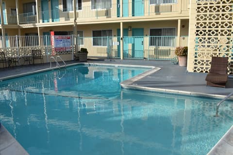 The Stevenson Monterey, Pool